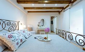 Leona Apartments